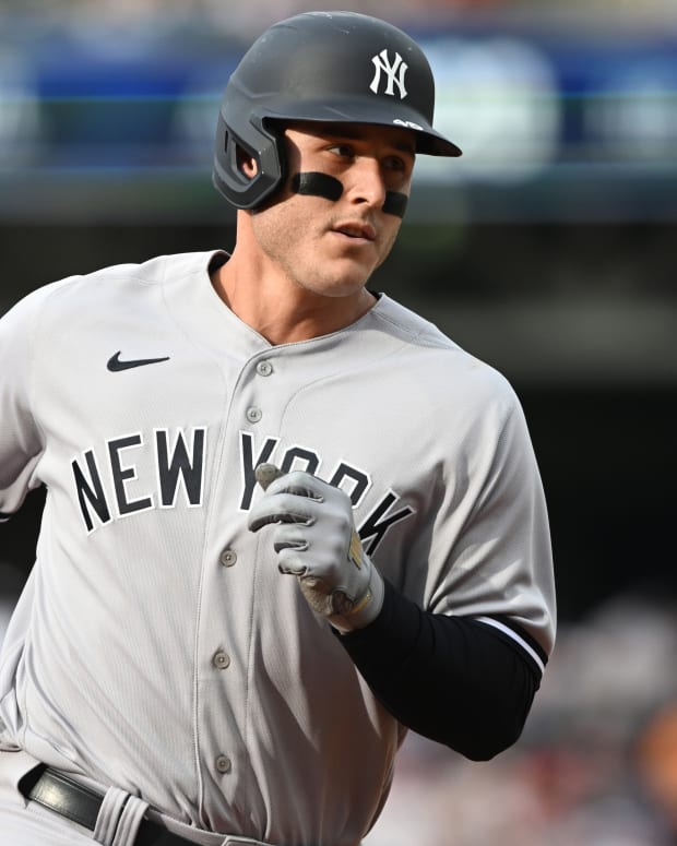 New York Yankees 1B Anthony Rizzo rounds bases on home run