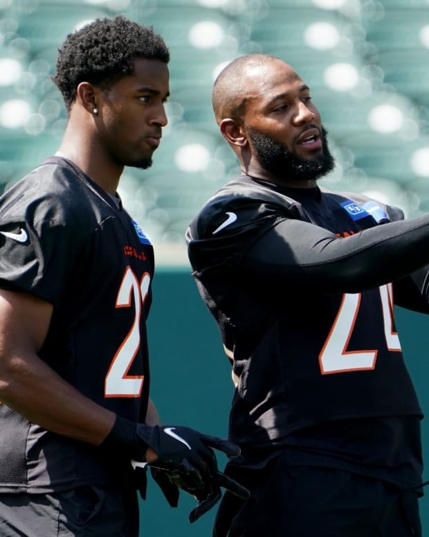 Cincinnati Bengals cornerback Dax Hill (23), left, talks with Cincinnati Bengals strong safety Vonn Bell (24), right, during organized team activities practice, Tuesday, June 14, 2022, at Paul Brown Stadium in Cincinnati. Cincinnati Bengals Football Practice June 14 0022