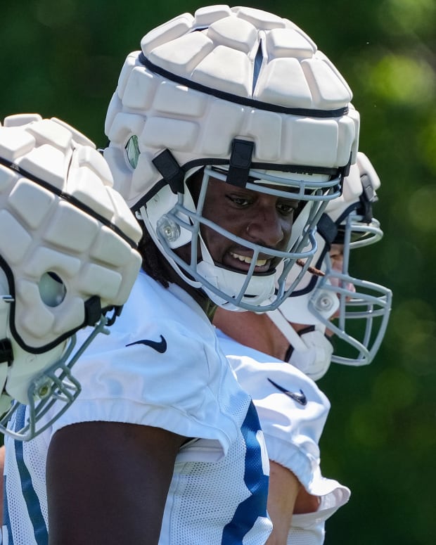 Indianapolis Colts tight end Jelani Woods (80) (right) talks with teammates during training camp Thursday, July 28, 2022, at Grand Park Sports Campus in Westfield, Ind. Indianapolis Colts Training Camp Nfl Thursday July 28 2022 At Grand Park Sports Campus In Westfield Ind
