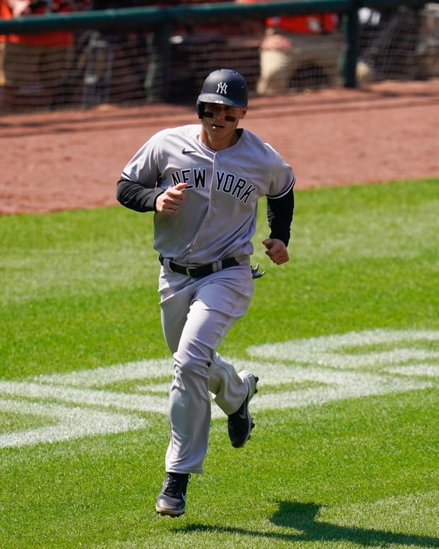 New York Yankees 1B Anthony Rizzo scores on bases