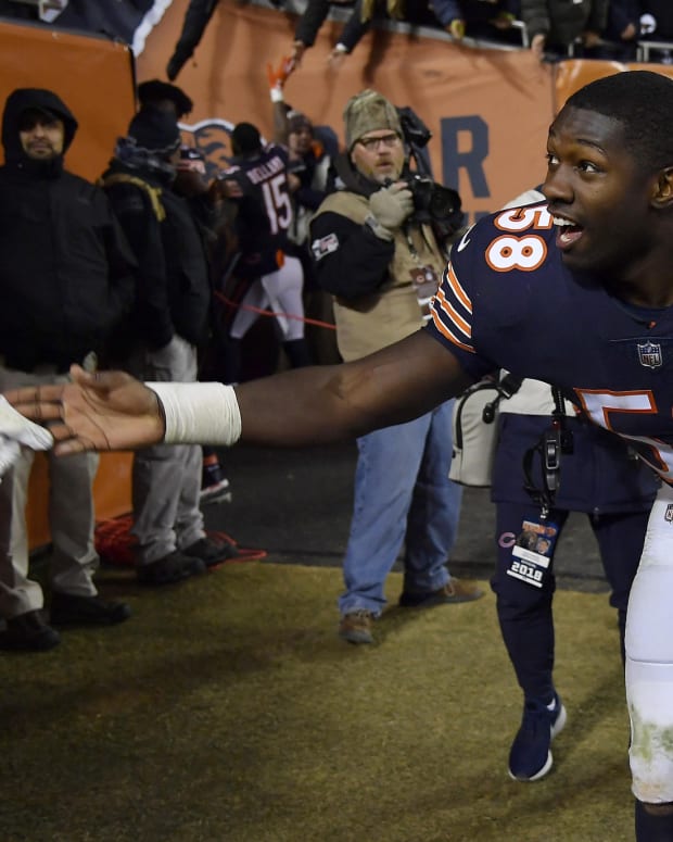 Chicago Bears inside linebacker Roquan Smith (58) tosses his glove to a fan after the game against the Los Angeles Rams at Soldier Field.
