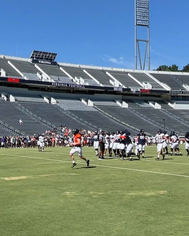Brennan Armstrong scores a touchdown during Saturday's Virginia football scrimmage.