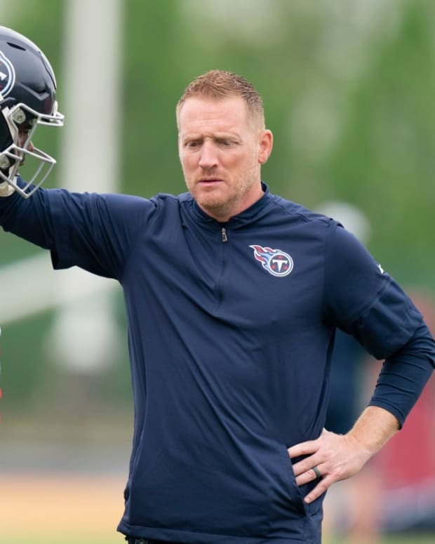 Tennessee Titans offensive coordinator Todd Downing pats quarterback Malik Willis (7) on the helmet during practice at Saint Thomas Sports Park Tuesday, May 24, 2022, in Nashville, Tenn.