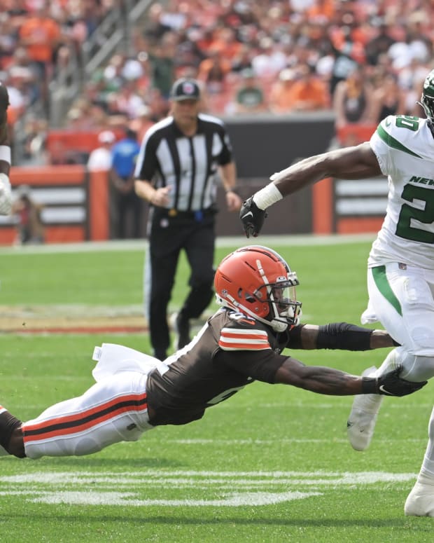 New York Jets RB Breece Hall breaks tackle against Cleveland Browns
