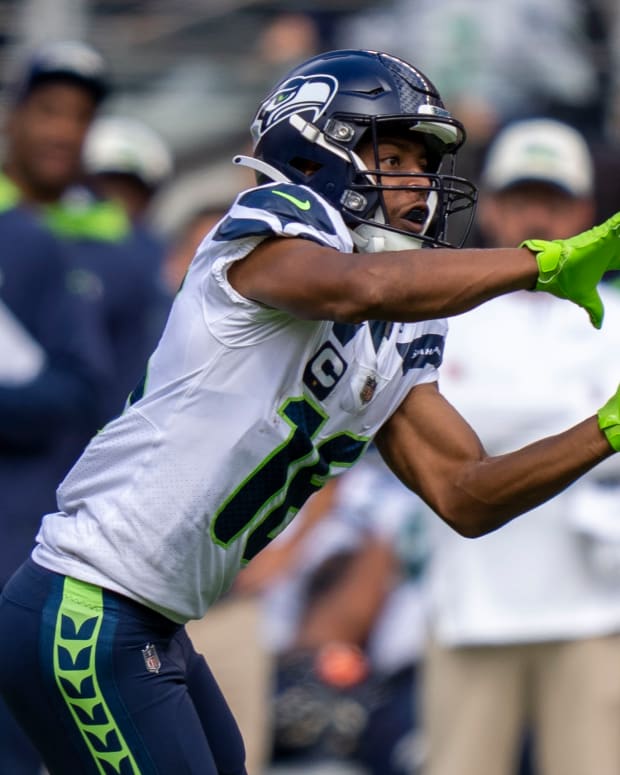 Seattle Seahawks wide receiver Tyler Lockett (16) catches the football against San Francisco 49ers linebacker Dre Greenlaw (57) during the second quarter at Levi's Stadium.