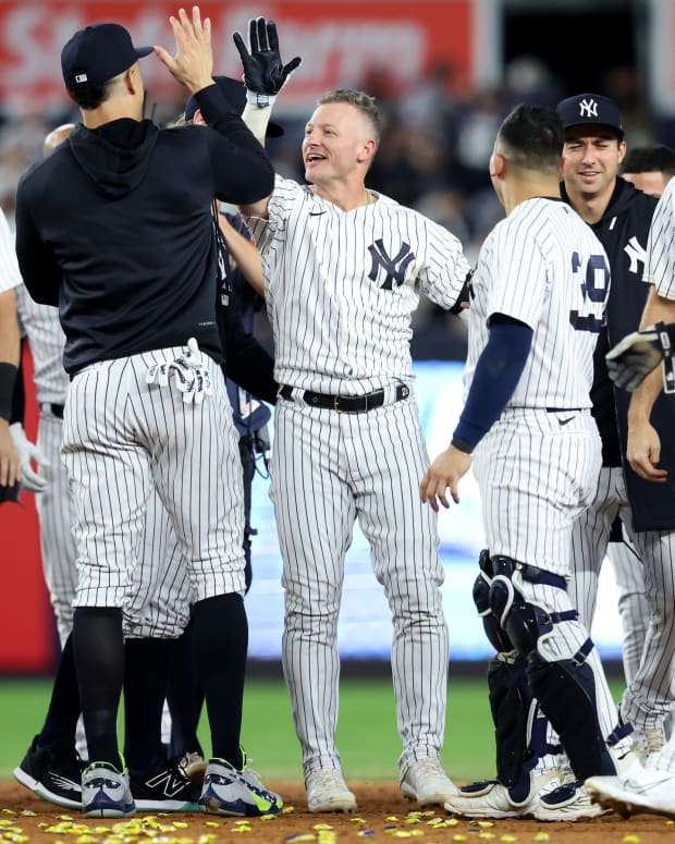 New York Yankees celebrate Josh Donaldson walk-off hit