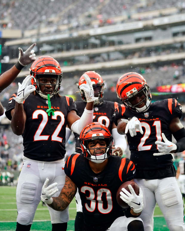 Cincinnati Bengals safety Jessie Bates III (30) poses with teammates after intercepting a pass thrown by New York Jets quarterback Joe Flacco (not pictured) late in the fourth quarter. The Bengals defeat the Jets, 27-12, at MetLife Stadium on Sunday, Sept. 25, 2022. Nfl Jets Vs Cincinnati Bengals Bengals At Jets