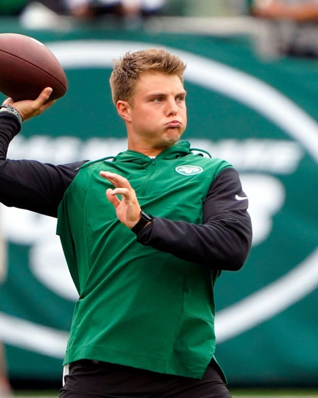 New York Jets QB Zach Wilson throws pass before game