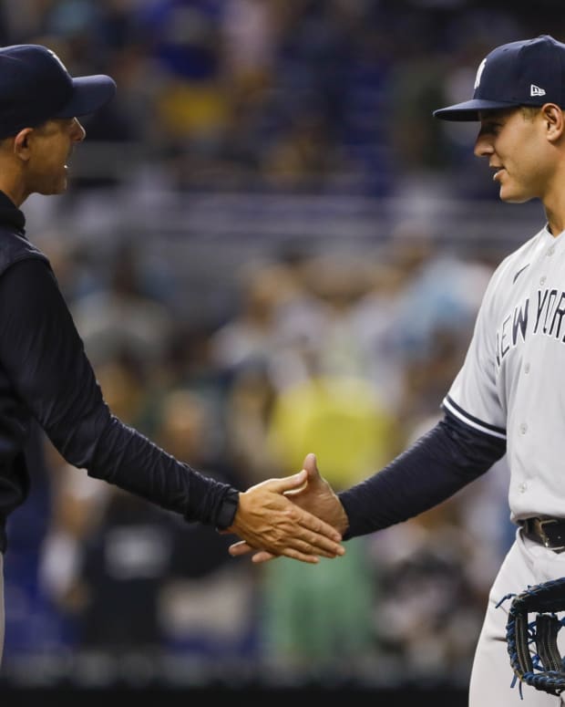 New York Yankees manager Aaron Boone shakes hand of first baseman Anthony Rizzo