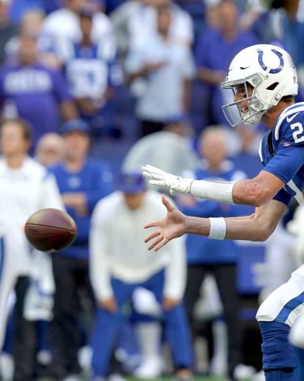 Indianapolis Colts quarterback Matt Ryan (2) snaps the play Sunday, Oct. 2, 2022, during a game against the Tennessee Titans at Lucas Oil Stadium in Indianapolis.