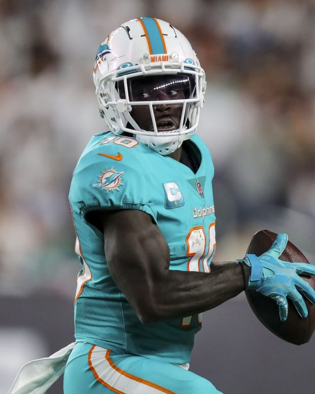 Miami Dolphins WR Tyreek Hill catches pass