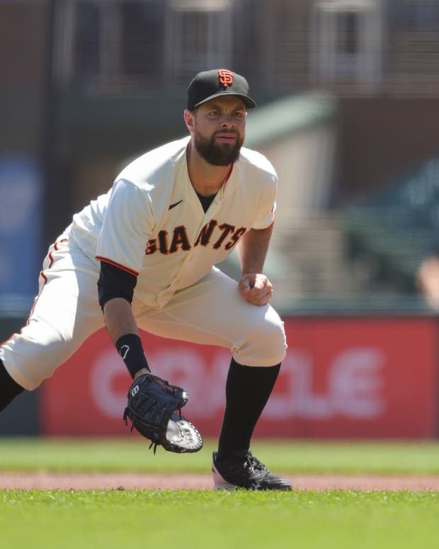 SF Giants first baseman Brandon Belt gets into the ready position.