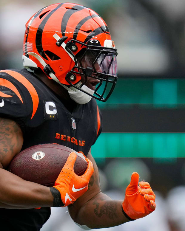 Cincinnati Bengals running back Joe Mixon (28) runs to the outside in the third quarter of the NFL Week 3 game between the New York Jets and the Cincinnati Bengals at MetLife Stadium in East Rutherford, N.J., on Sunday, Sept. 25, 2022. The Bengals improved to 1-2 on the season with a 27-12 win over the Jets. Cincinnati Bengals At New York Jets Week 3