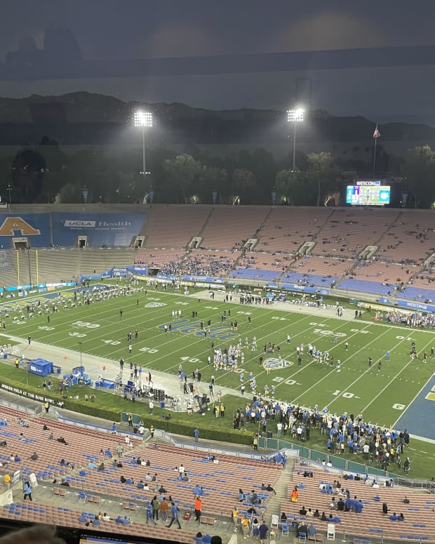 Washington and UCLA in pre-game warm-ups at the Rose Bowl.