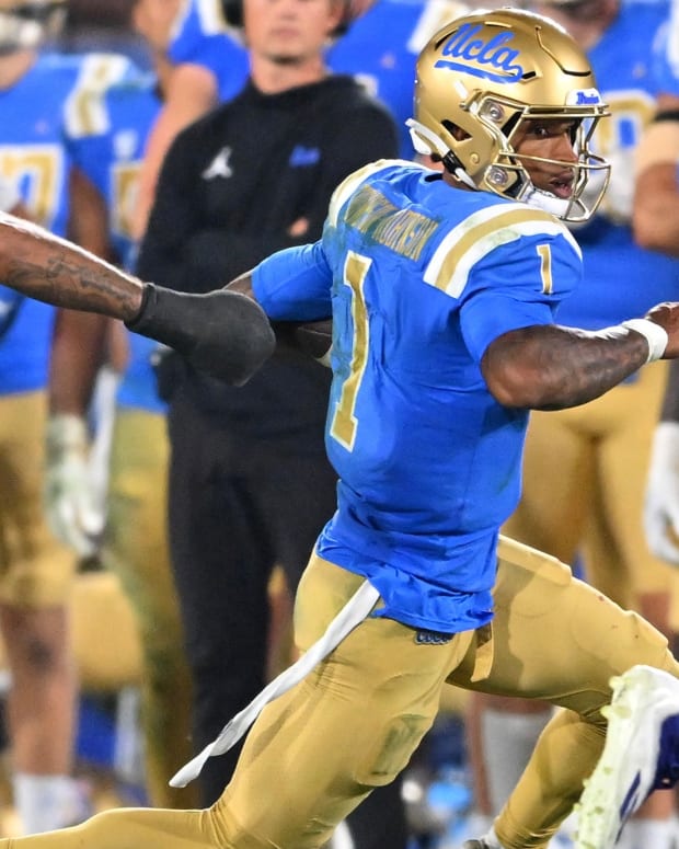 UCLA quarterback Dorian Thompson-Robinson runs the ball against Washington.