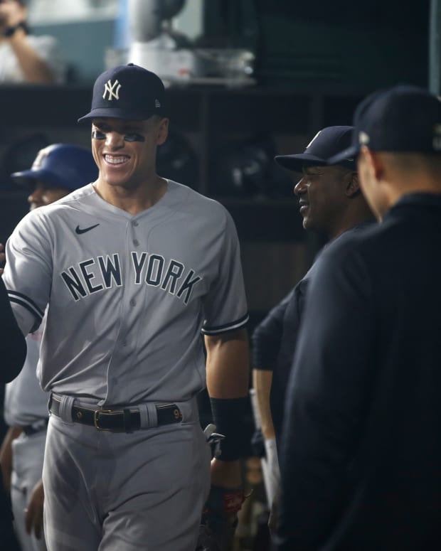 New York Yankees OF Aaron Judge high fives his teammates in dugout