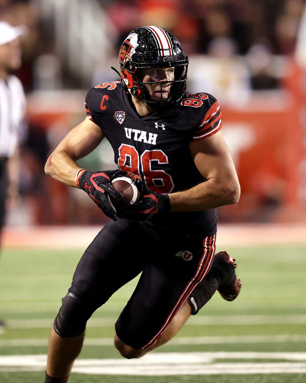 Utah Utes tight end Dalton Kincaid (86) runs after a catch against the USC Trojans in the second half at Rice-Eccles Stadium.