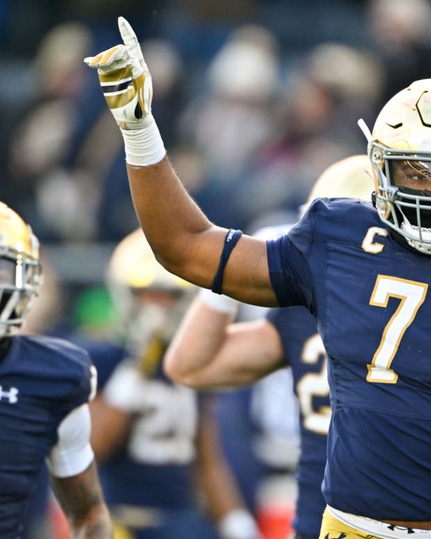 Nov 19, 2022; South Bend, Indiana, USA; Notre Dame Fighting Irish defensive lineman Isaiah Foskey (7) acknowledges the crowd after a sack in the second quarter against the Boston College Eagles. Mandatory Credit: Matt Cashore-USA TODAY Sports