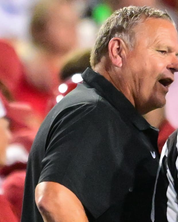Razorbacks coach Sam Pittman giving official earful at game with BYU