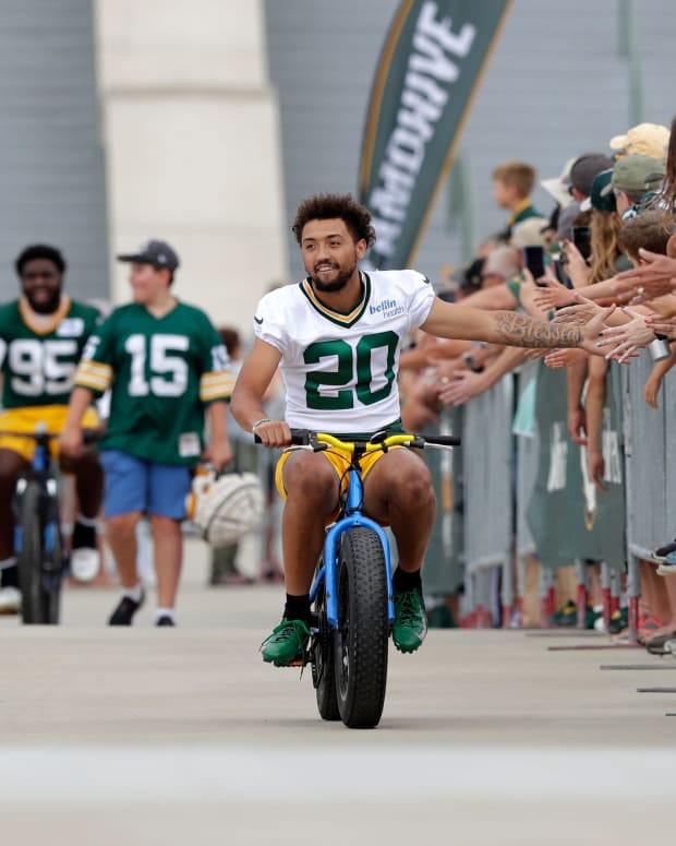 Former Wisconsin wide receiver Danny Davis riding a bike into Green Bay Packers training camp (Credit: Sarah Kloepping/USA TODAY NETWORK-Wisconsin / USA TODAY NETWORK)