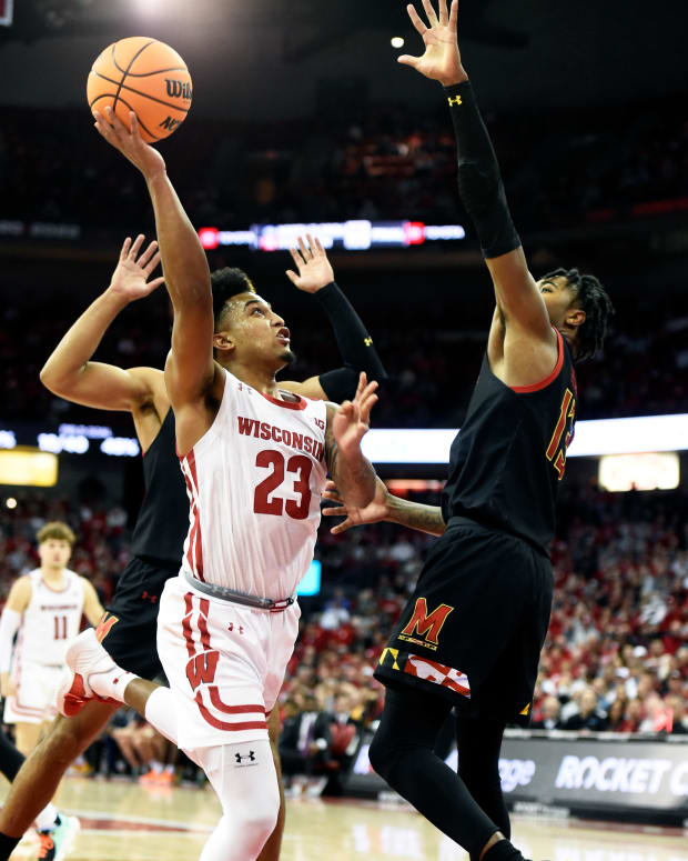 Wisconsin guard Chucky Hepburn making a layup over a Maryland defender.
