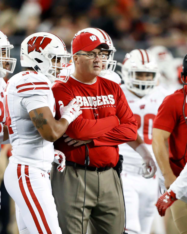 Wisconsin head coach Paul Chryst speaking with players on the sideline during the Ohio State game.
