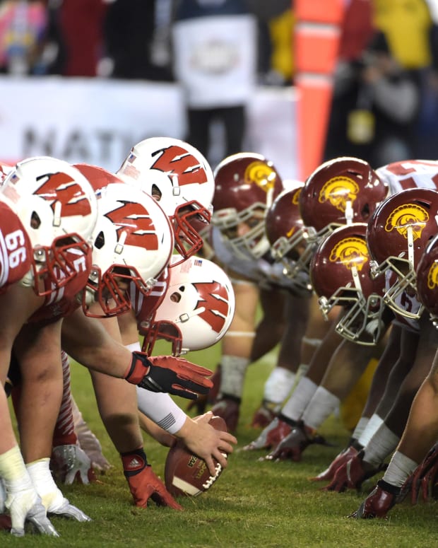 The line of scrimmage between Wisconsin versus USC in the Holiday Bowl (Credit: Kirby Lee-USA TODAY Sports)
