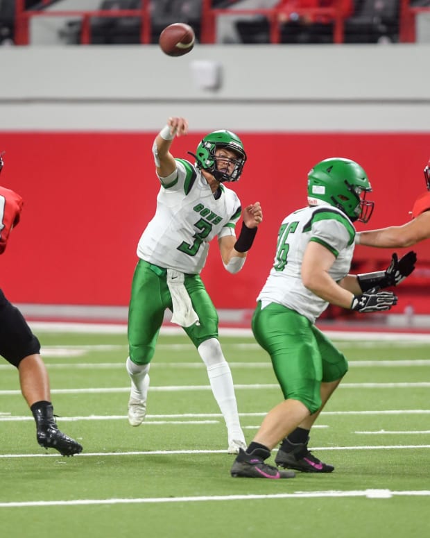 Quarterback Lincoln Kienholz throwing a pass in the state championship game (Credit: Erin Bormett / Argus Leader via Imagn Content Services, LLC)