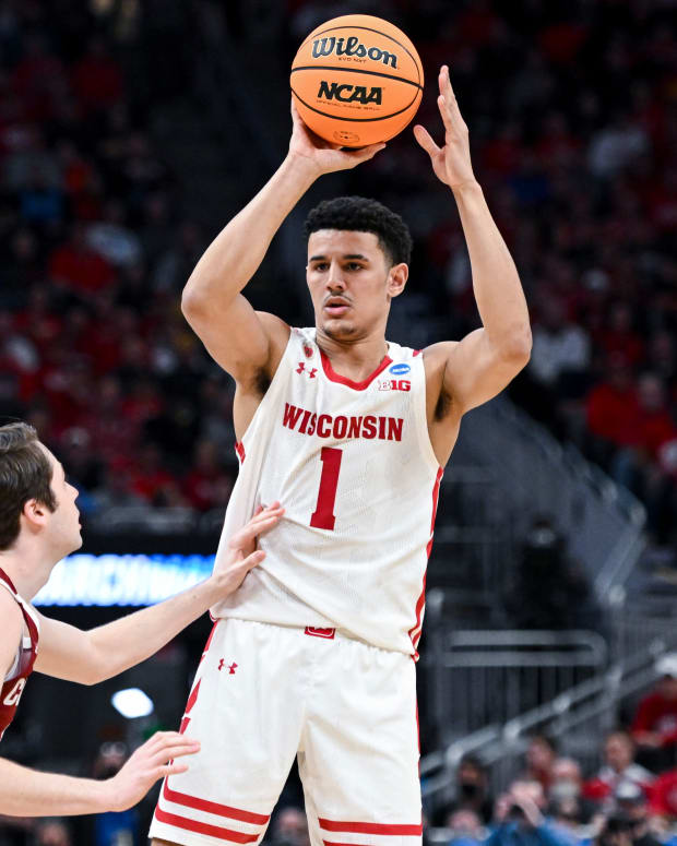 Wisconsin guard Johnny Davis passing the ball during the first round of the 2022 NCAA Tournament (Credit: Benny Sieu-USA TODAY Sports)