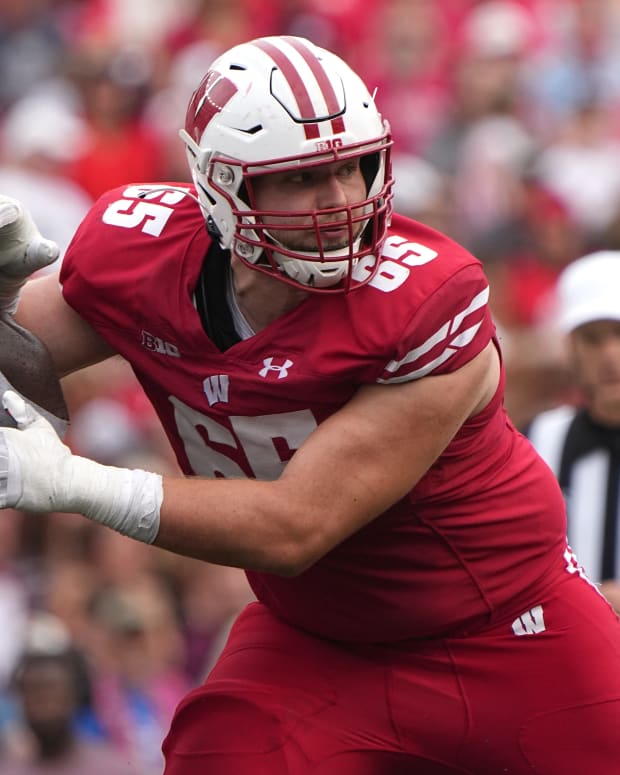 Wisconsin offensive lineman Tyler Beach blocking against New Mexico State.