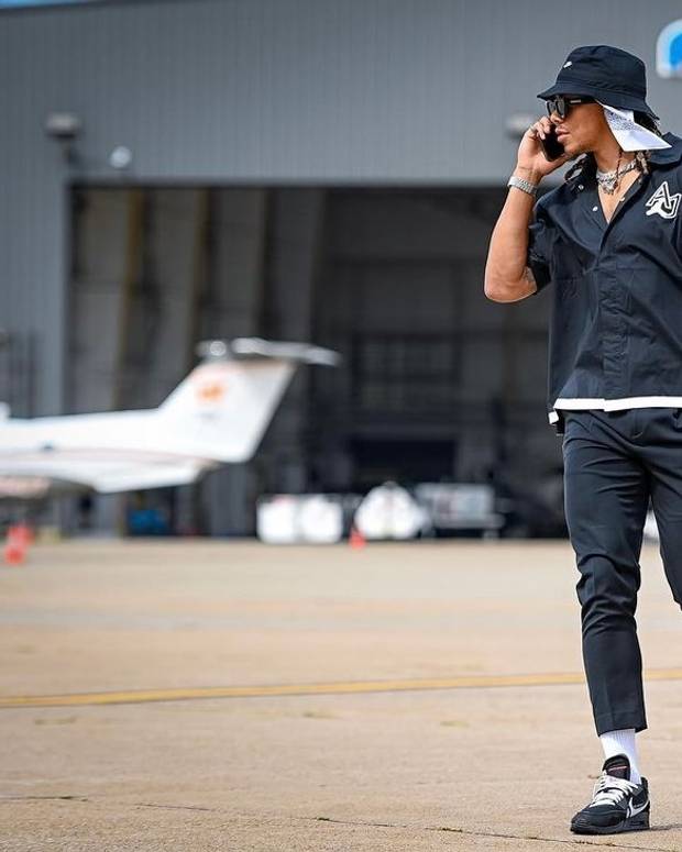 Ezekiel Elliott Wears LV Coat \u0026 Nike 