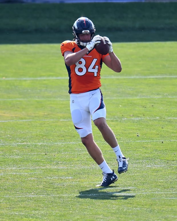 Troy Fumagalli hauling in a pass for the Denver Broncos during training camp (Credit: Ron Chenoy-USA TODAY Sports)