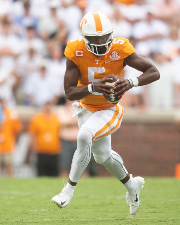 Tennessee quarterback Hendon Hooker (5) scrambles with the ball during an NCAA college football game against Florida on Saturday, September 24, 2022 in Knoxville, Tenn. Utvflorida0924