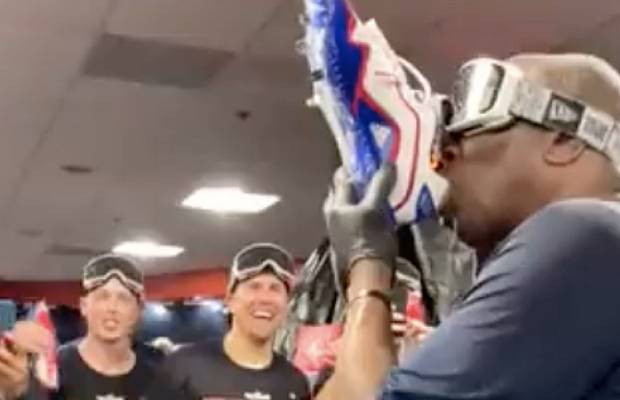 Dusty Baker drinks champagne out of a cleat to celebrate Astros' division title - Vimarsana News