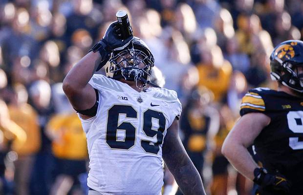 Purdue-Iowa: Greg Long gives new meaning to 'hold my beer' in third quarter - Vimarsana News
