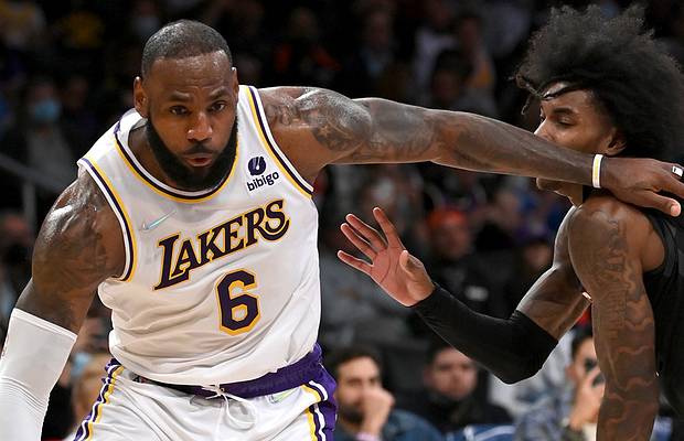LeBron James doppelganger in stands had fans doing a double-take - Vimarsana News