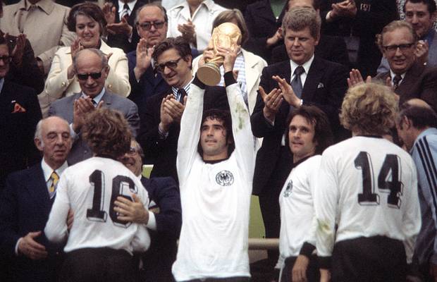 253★サッカー★gerd muller★prostars★フィギュア gerd-muller-world-cup-trophy.jpg