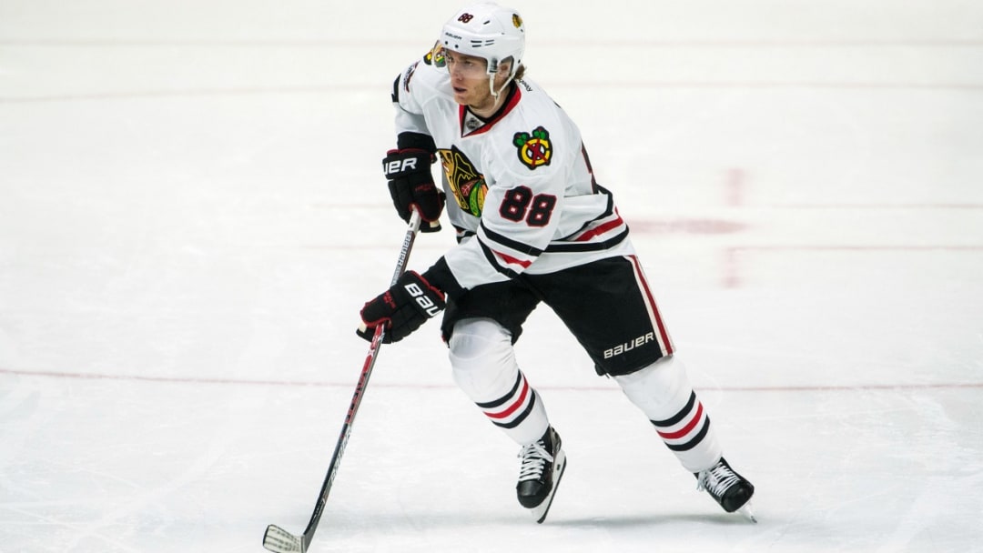 Patrick Kane gives up first-class seat to soldier