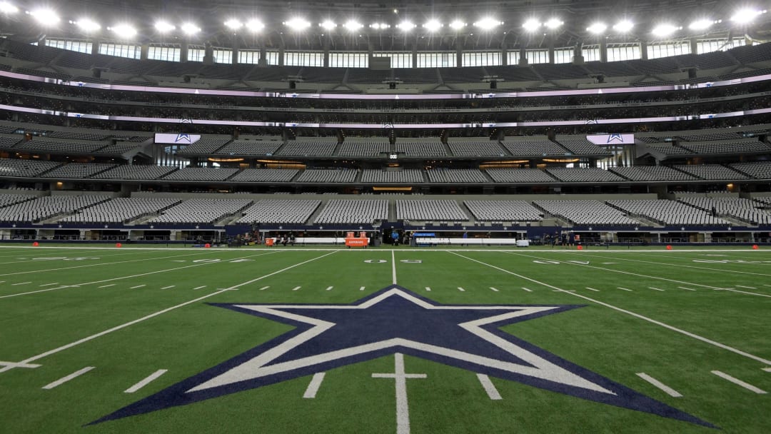 Photo of Giant Texas High School Football Player in State Title Game Goes Viral