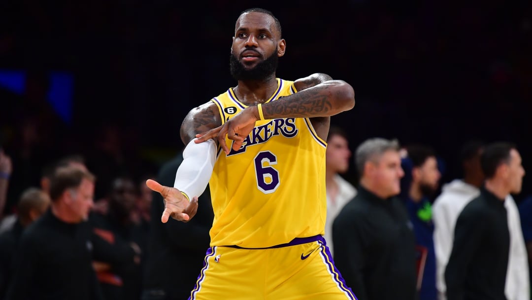 Lakers News: Watch LA Honor LeBron James' 40,000th Point During Timeout