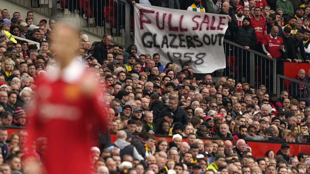 Man United Fans Fly ‘Glazers Out’ Banner Against Owners Over Buccaneers Game