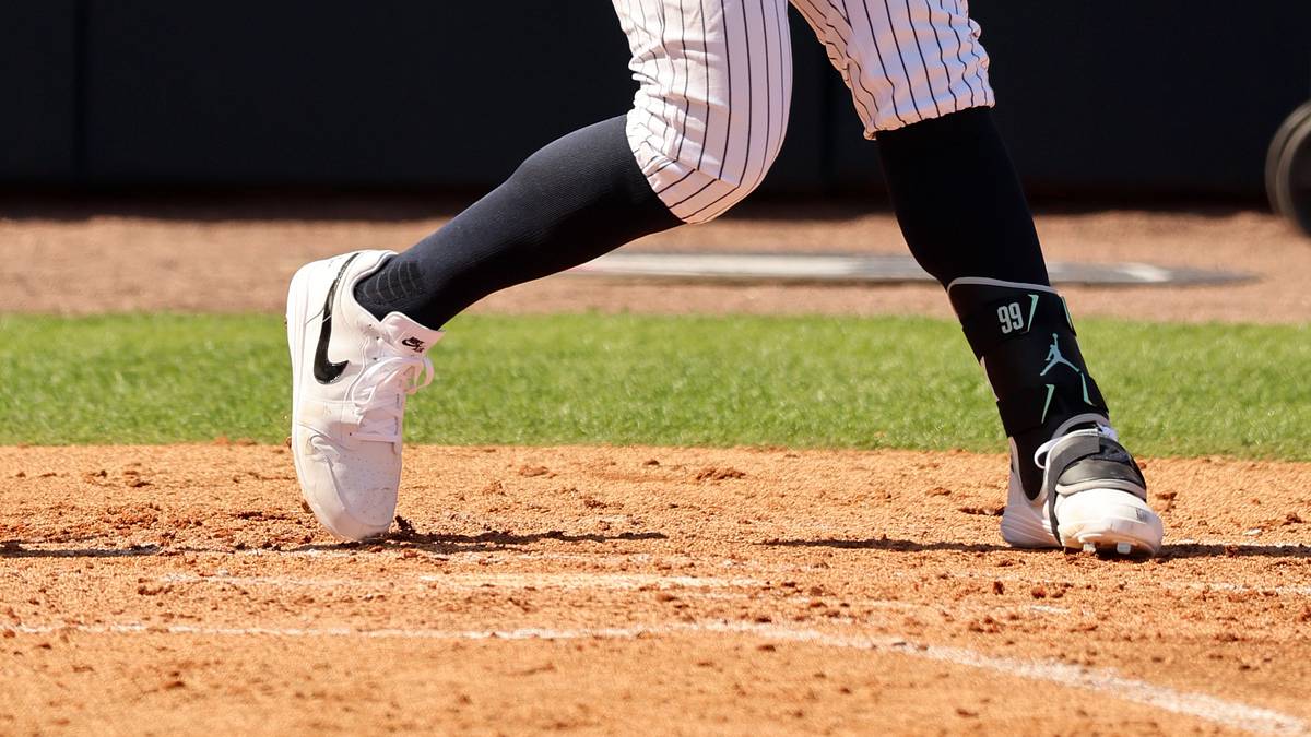 all white jordan baseball cleats