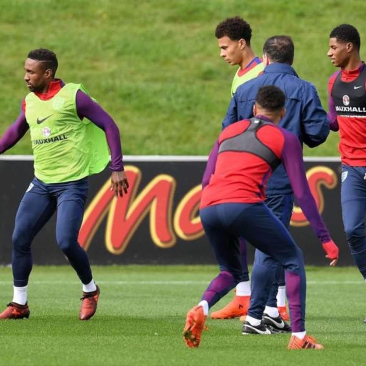 Jermain Defoe makes cheeky 'top four' Sunderland claim in Granit Xhaka chat, image size:1200x1200