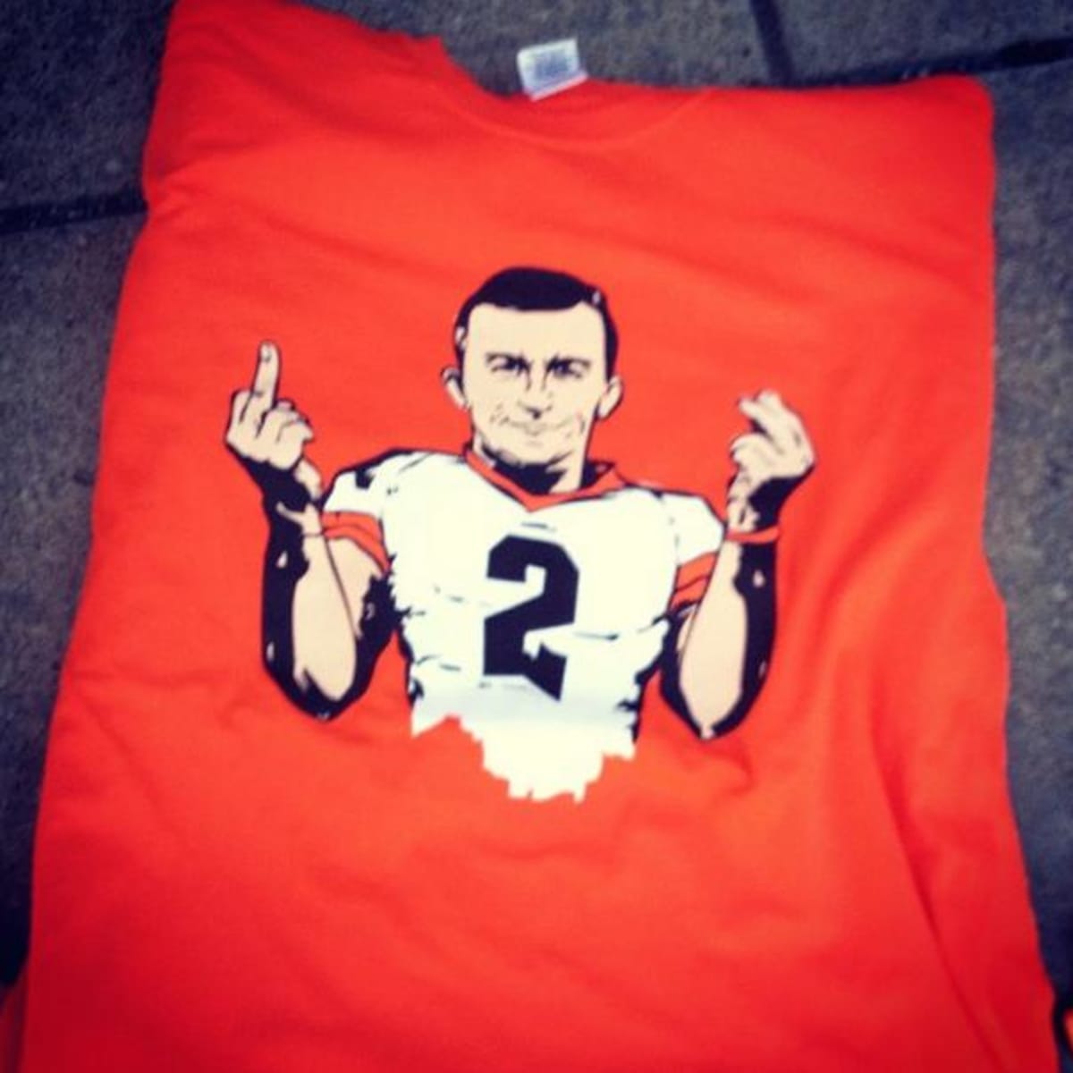Johnny Manziel's middle finger immortalized on t-shirt - Sports Illustrated, image size:1200x1200