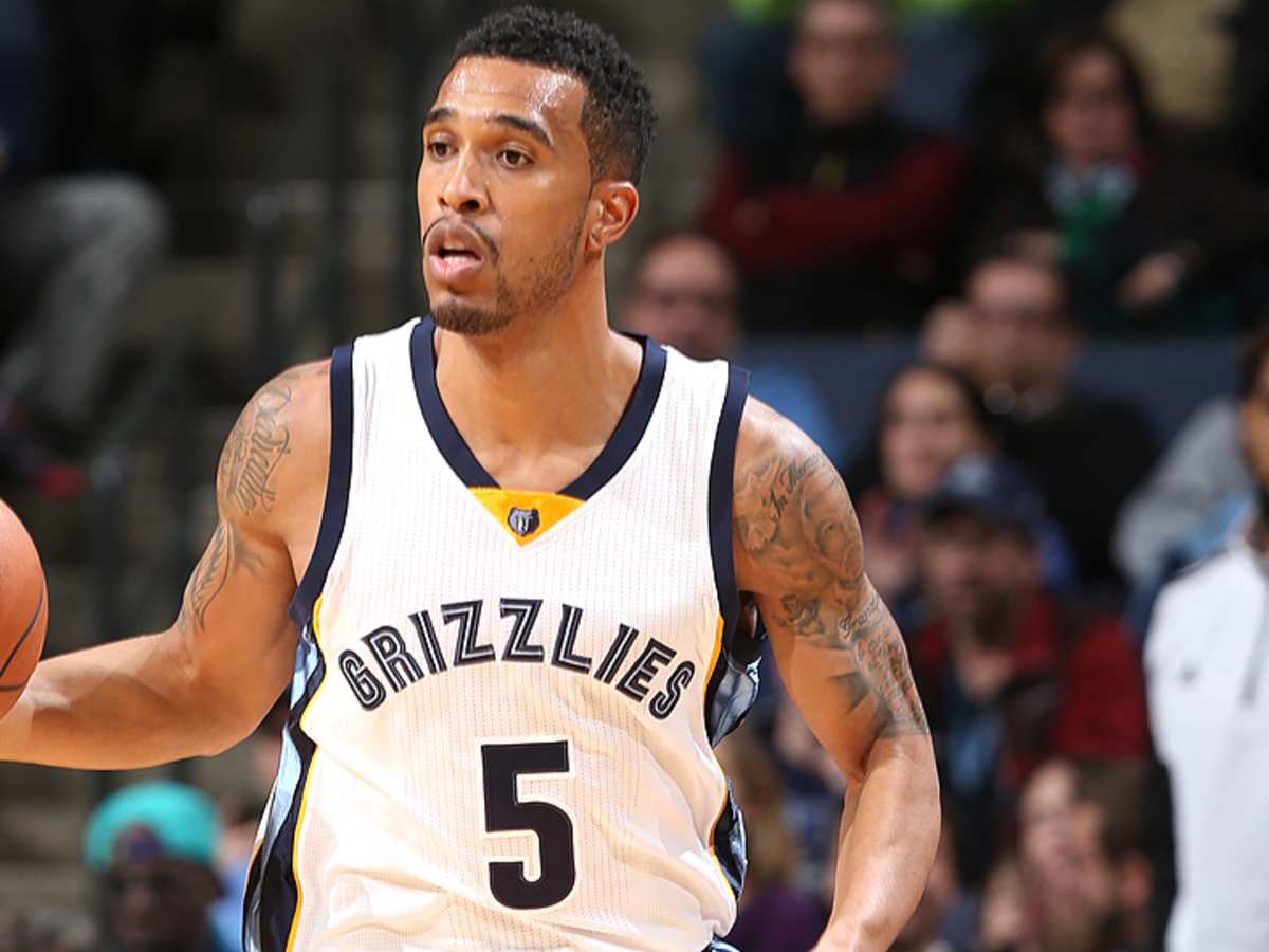 Video: Grizzlies' Courtney Lee beats Kings with buzzer-beating lob