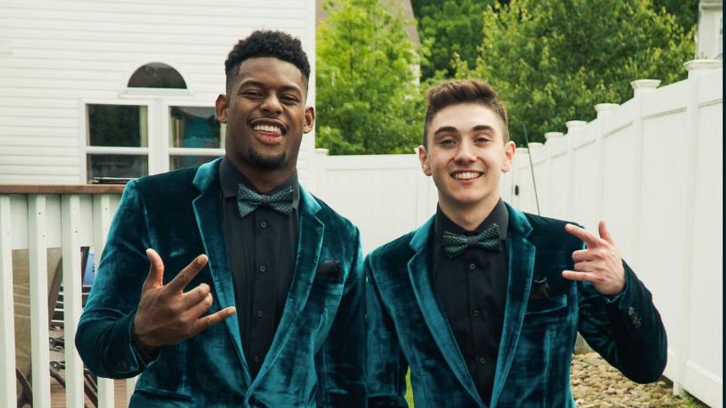 Steelers WR JuJu Smith-Schuster Attends Pittsburgh Prom With Fan Steelers WR JuJu Smith-Schuster Attends Pittsburgh Prom With Fan