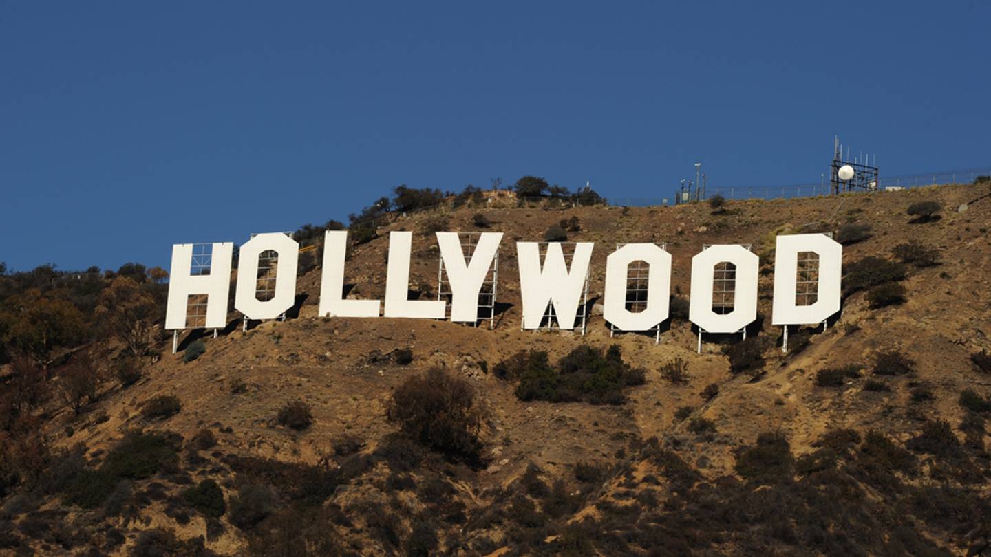 A 76ers banner was nearly draped over the ‘HOLLYWOOD’ sign in 2001