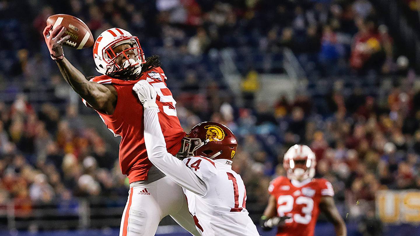 Rob Wheelwright Watch: Wisconsin WR Robert Wheelwright makes one-handed grab