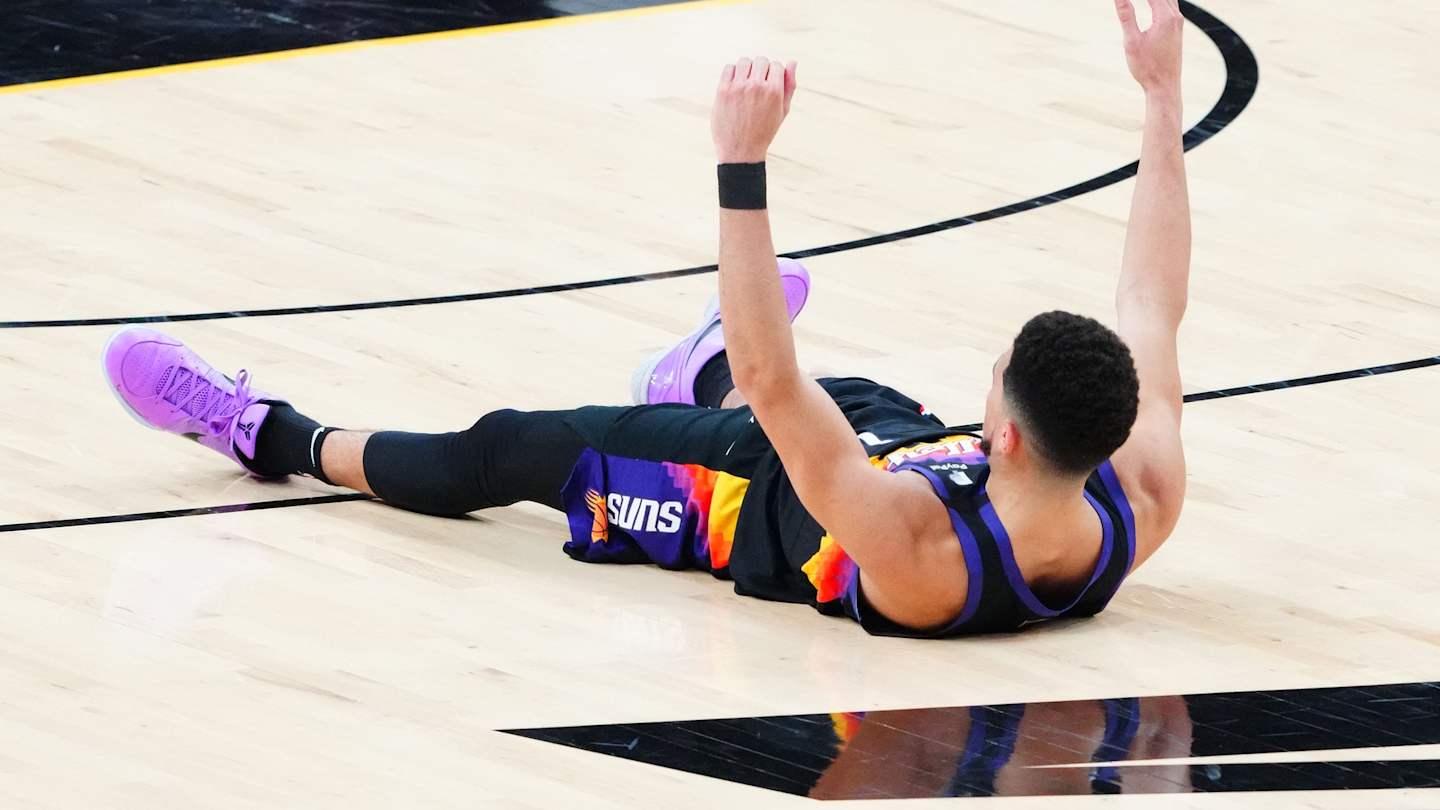 devin booker wearing kobes