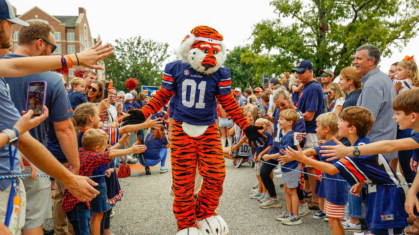 LOOK: Alabama fan messes with Aubie inflatable in airport